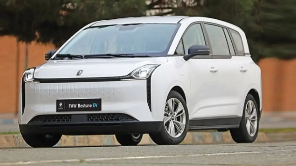 انتقاد از وزارت صمت براي روند کند عرضه و واردات خودروهاي برقي