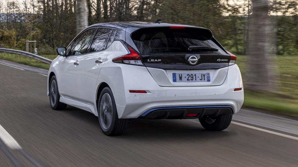 نیسان لیف 10