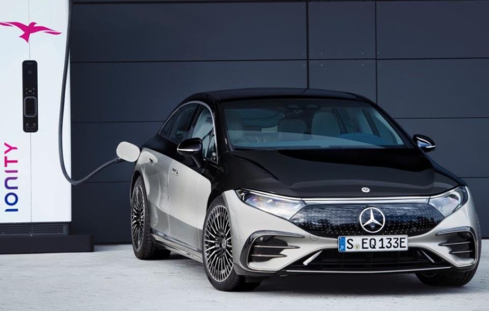 شارژ سدان برقی لوکس مرسدس بنز EQS