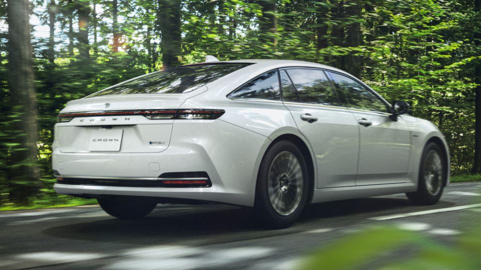 تویوتا کراون سدان 2024