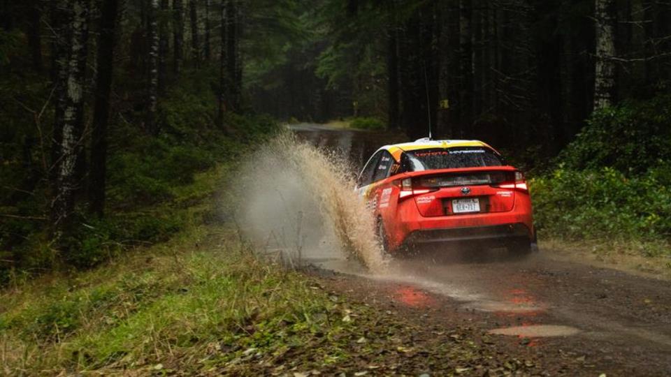 آماده‌سازی تویوتا پریوس برای مسابقات رالی 