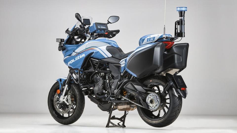 ام‌وی آگوستا در لباس پلیس