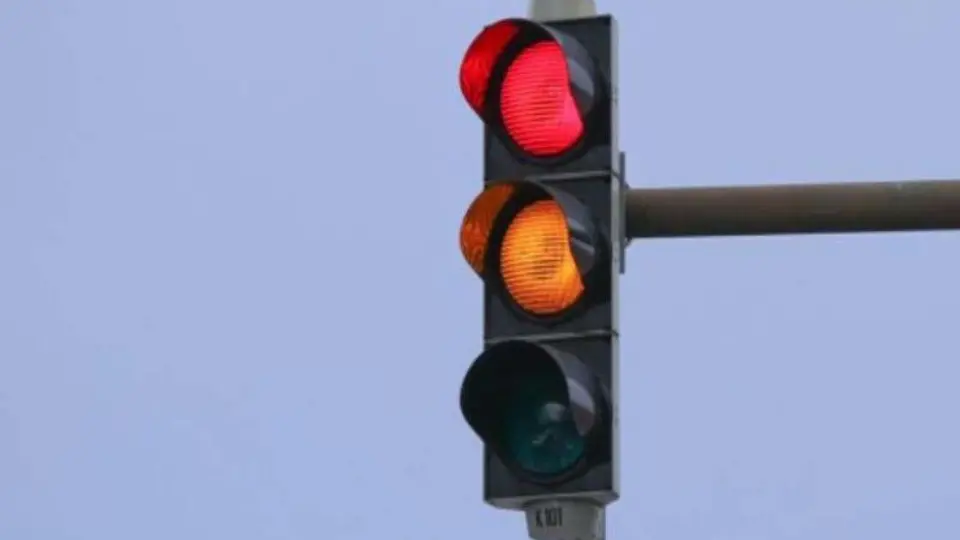 اولين چراغ راهنمايي هوشمند زمان صفر در تهران فعال شد