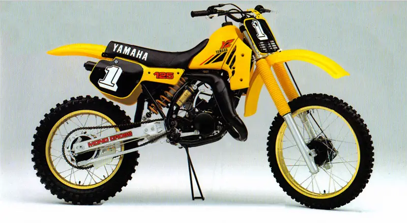 یاماها نخستین شرکتی بود که از تعلیق مونوشاک (تَک کمک) در موتوکراس‌ها استفاده کرد. YZ اولین محصول یاماها با تعلیق مونوشاک بود و از آن زمان به بعد خانواده YZ به محبوبیت زیادی در میان آفرودسواران دست یافت.
