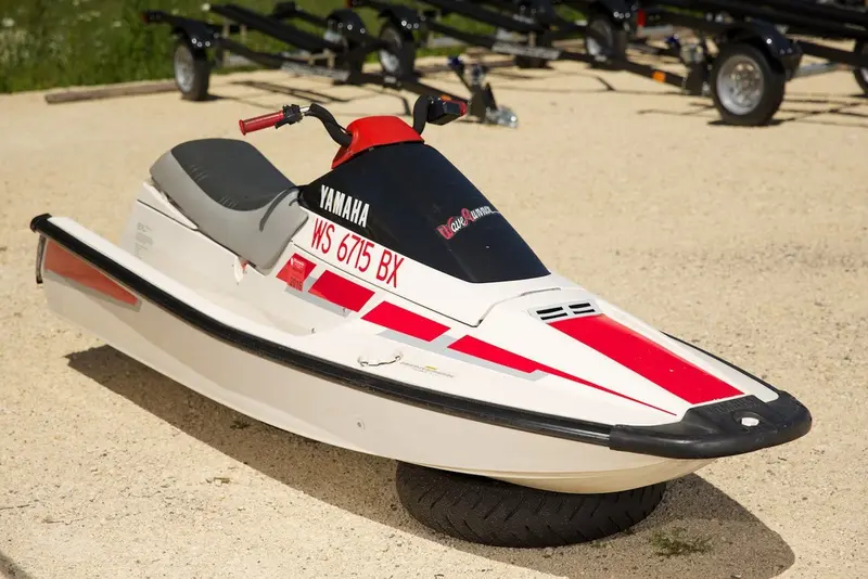 نخستین جت‌اسکی یاماها در این سال و با دو مدل مختلف به بازار آمدند؛ یک مدل فاقد صندلی و در کلاس استندآپ بود و WaveJammer نام داشت اما مدل دیگر دارای صندلی و نامش WaveRunner بود.