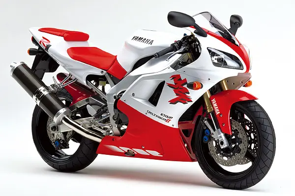 پرچمدار سوپربایک‌های یاماها در این سال معرفی شد. YZF R1 تا سال‌ها بهترین و کاربردی‌ترین سوپربایک خیابانی جهان بود.