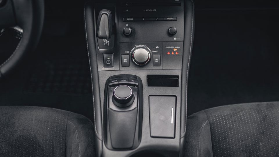 کابین و امکانات لکسوس CT200h