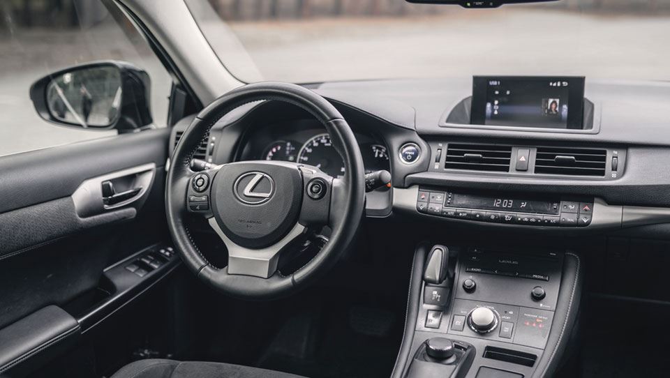 کابین و امکانات لکسوس CT200h