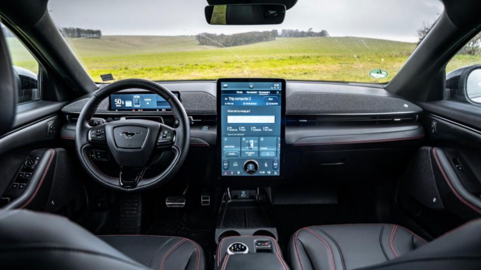 کابین کراس اور برقی فورد موستانگ مک-ای