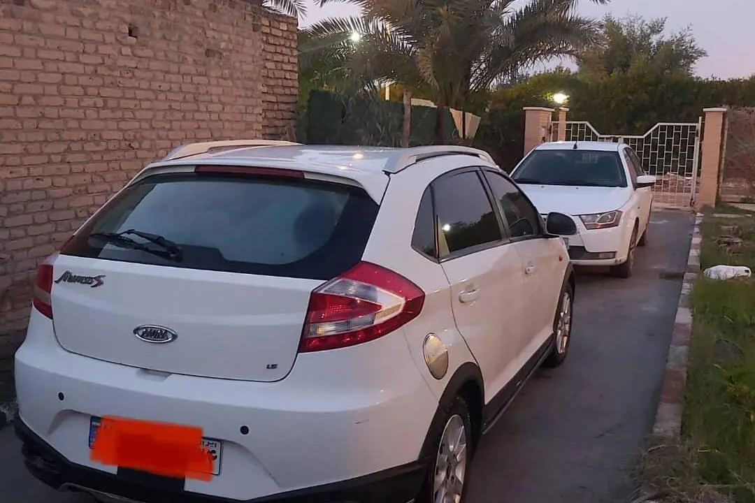 ام وی ام  315هاچ بک