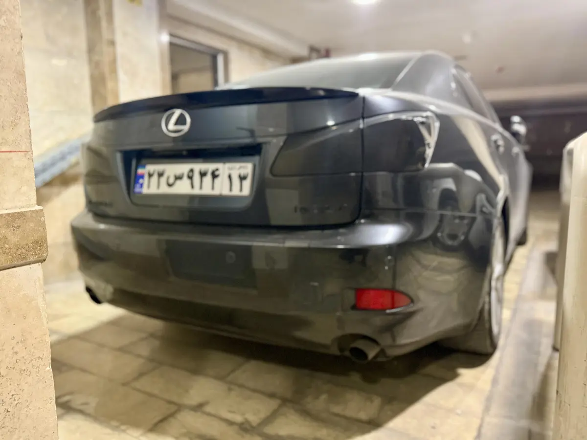 لکسوس،  IS