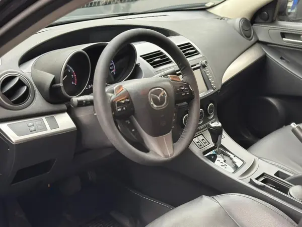 مزدا، 3 نیو صندوق دار