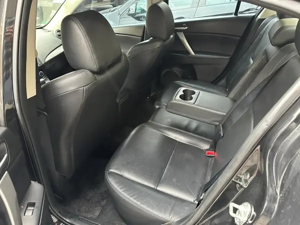 مزدا، 3 نیو صندوق دار