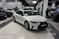 لکسوس، IS