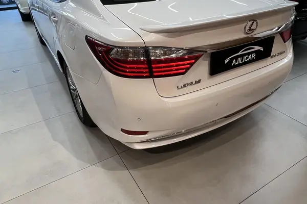 لکسوس، ES