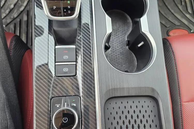 فونیکس،  آریزو 6 جی تی (Z6 GT)