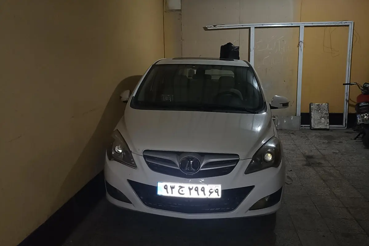 بایک،  سابرینا هاچ بک (مونتاژ)