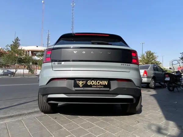 ولوو  EX30