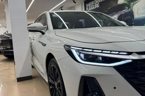 فونیکس، آریزو 8 (Z8)