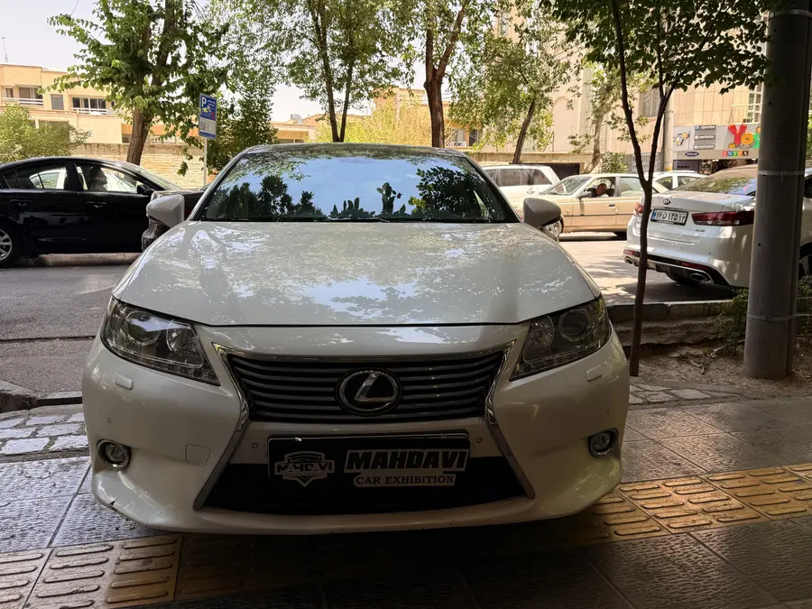 لکسوس، ES