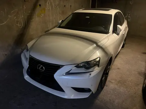 لکسوس، IS