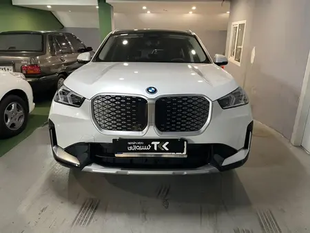 ب ام و iX1
