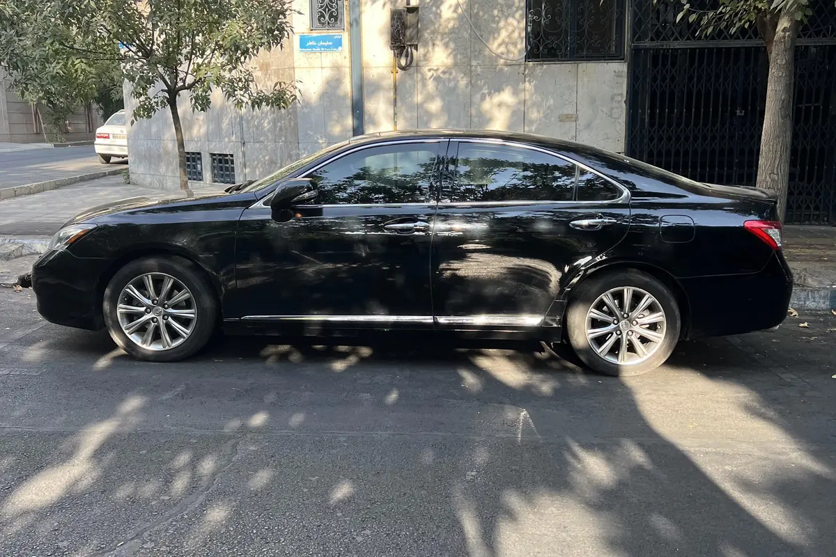 لکسوس،  ES