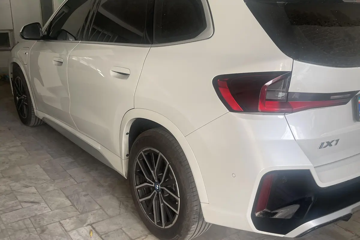 ب ام و،  iX1