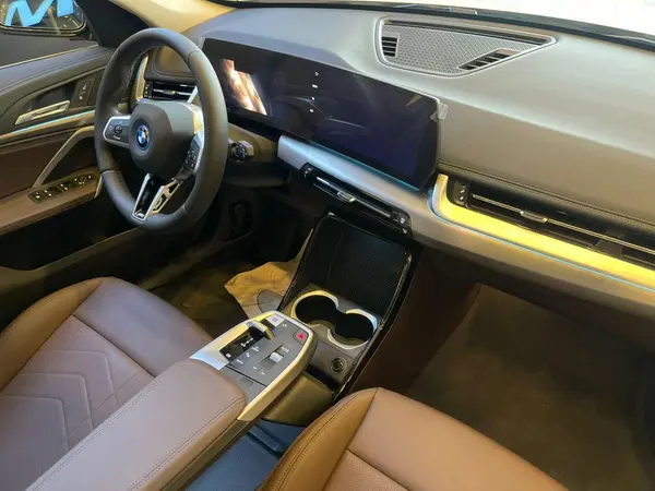 حواله ب ام و، iX1