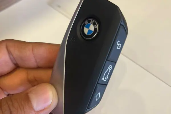 حواله ب ام و، iX1