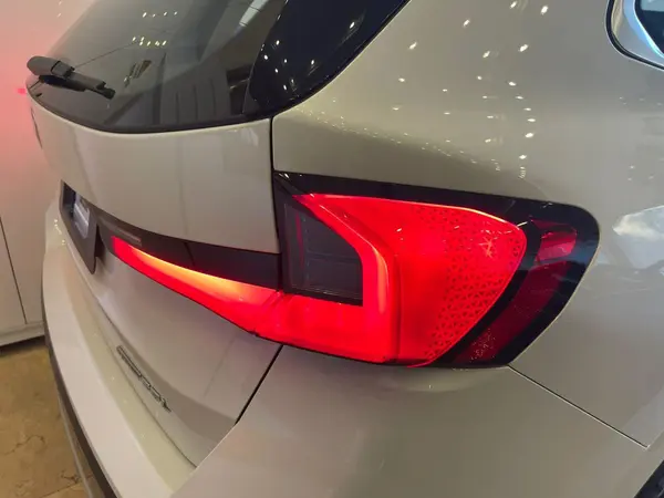 حواله ب ام و، iX1