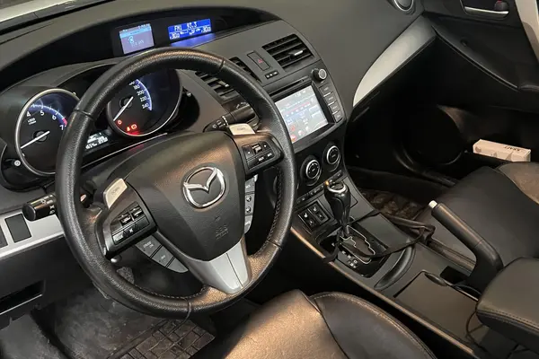 مزدا، 3 نیو صندوق دار