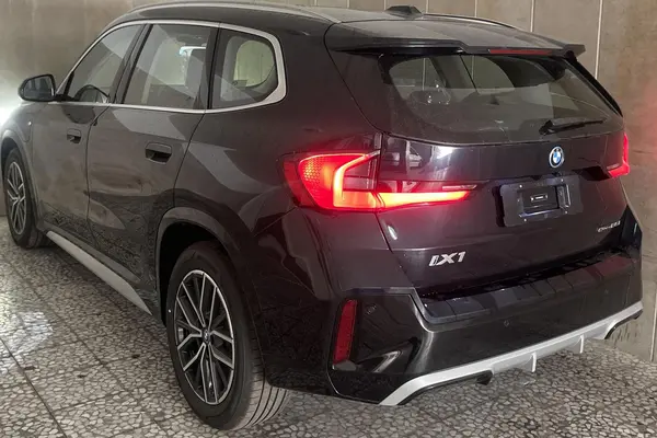ب ام و  iX1