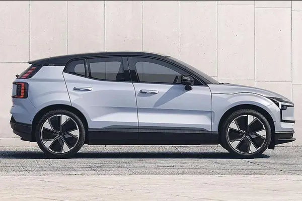 ولوو  EX30