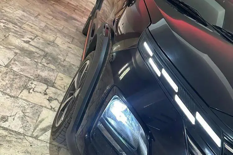 ام وی ام،  X33 کراس