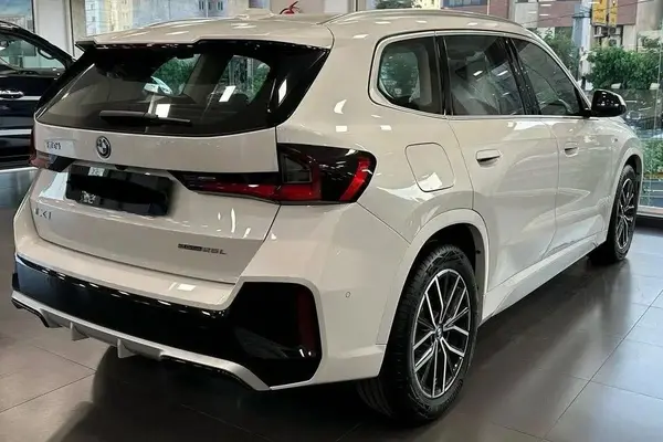 ب ام و  iX1