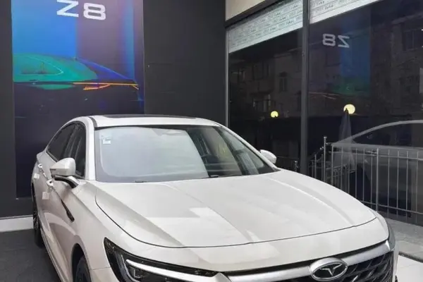 فونیکس، آریزو 8 (Z8)