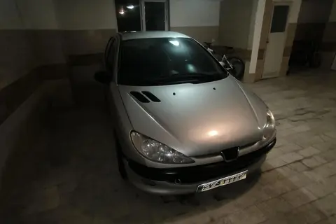 پژو، 206