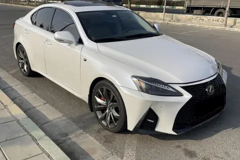 لکسوس، IS