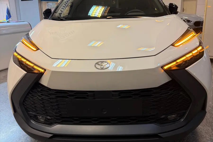 عکس تویوتا C-HR هیبرید 2.0 لیتر