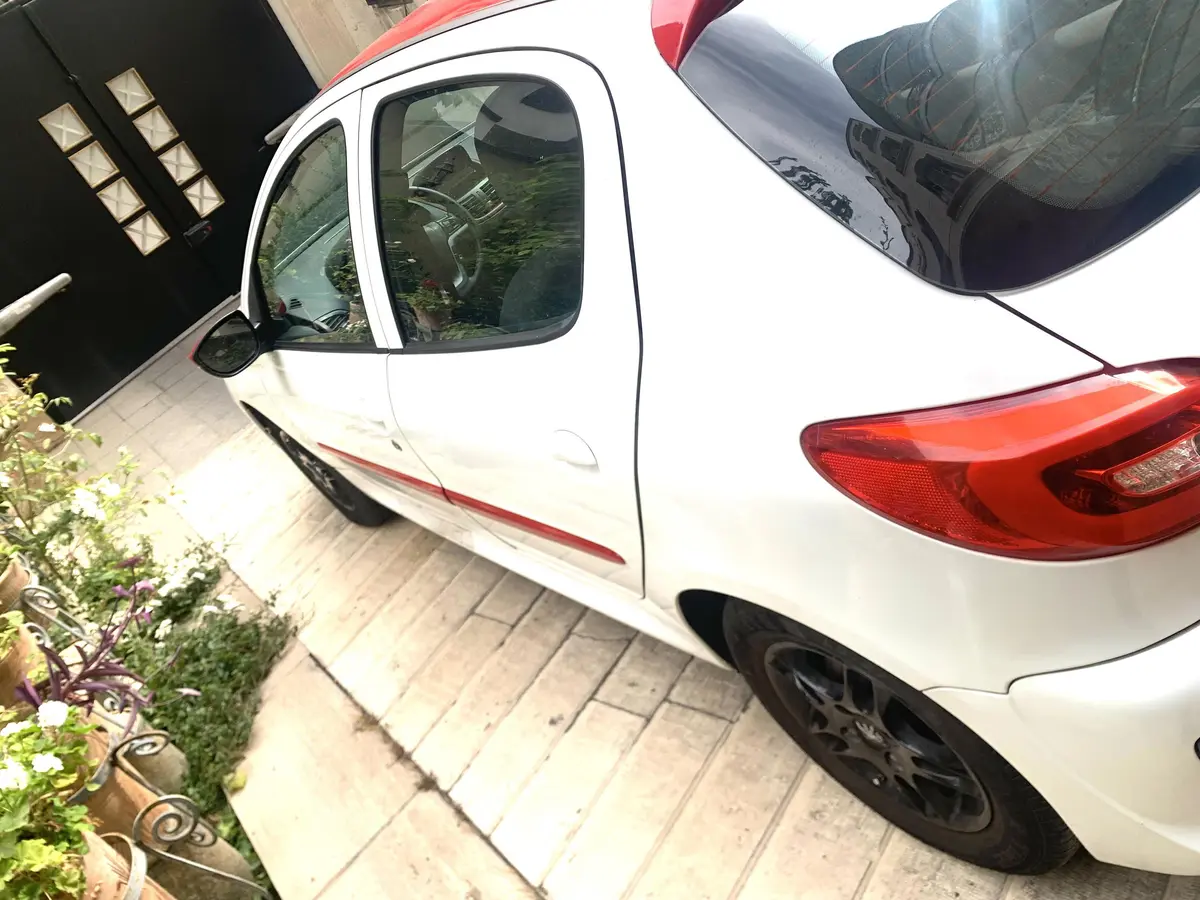 پژو،  207