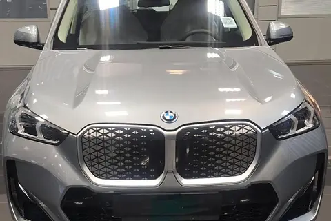 ب ام و، iX1