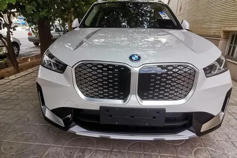 ب ام و، iX1