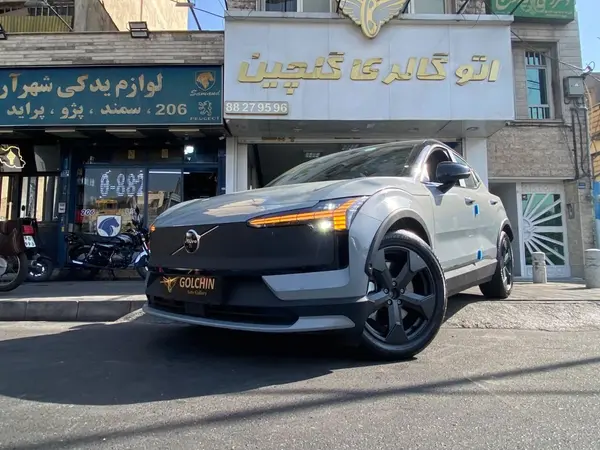 ولوو  EX30