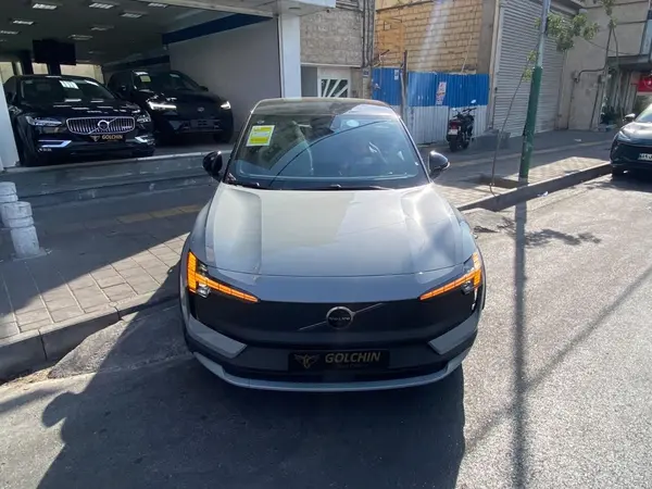 ولوو  EX30