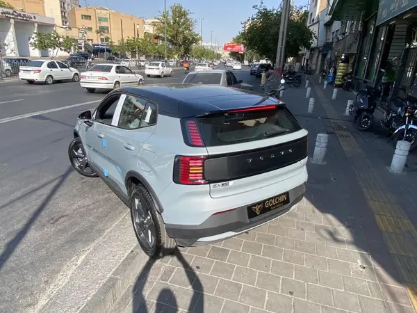ولوو  EX30