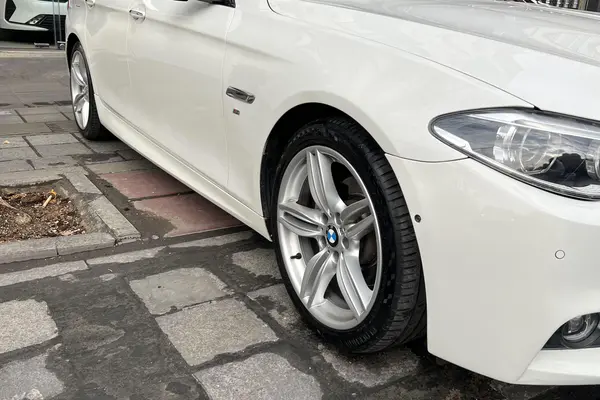 ب ام و، سری 5 سدان