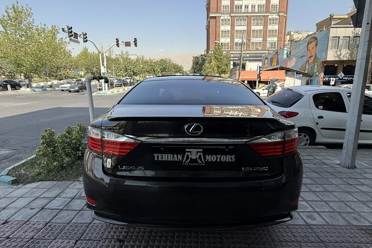 لکسوس،  ES
