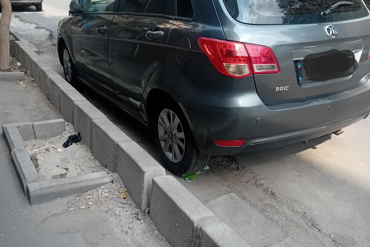 بایک،  سابرینا هاچ بک (مونتاژ)