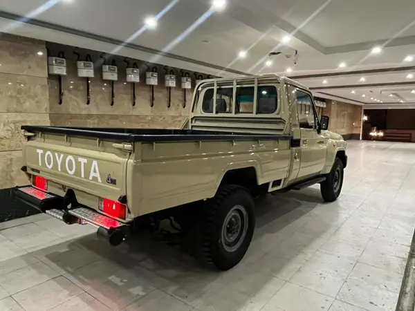 تویوتا، لندکروز وانت تک کابین